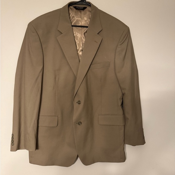 Jos. A. Bank 100% Wool Suit. Jacket 46R Pants 38R with an inseam of 30”.